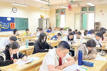 Học sinh Trường trung học cơ sở Trưng Vương (quận Hoàn Kiếm) ôn tập chuẩn bị cho kỳ thi vào lớp 10 trung học phổ thông công lập. 