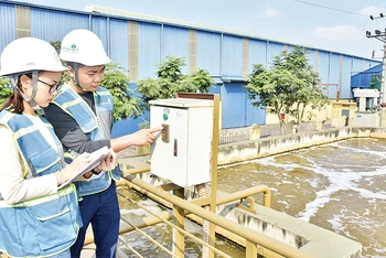 Kiểm tra và bảo dưỡng thiết bị hoạt động của Nhà máy xử lý nước thải tập trung, Khu công nghiệp Nam Cầu Kiền, huyện Thủy Nguyên, Hải Phòng. (Ảnh KHÁNH AN) 