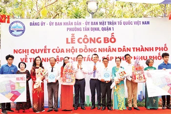 Lãnh đạo Thành phố Hồ Chí Minh trao quyết định, bản đồ của 14 khu phố mới được thành lập tại phường Tân Ðịnh, Quận 1. (Ảnh THẾ ANH) 