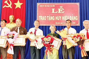 Lễ trao Huy hiệu Ðảng cho các đảng viên cao tuổi đảng năm 2023 của Huyện ủy Tân Biên. 