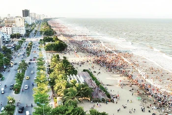 Biển Sầm Sơn luôn thu hút đông khách du lịch. 
