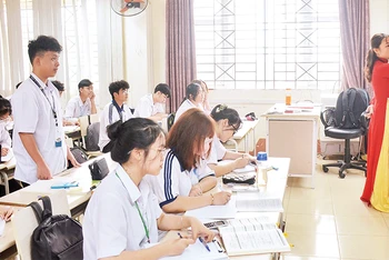 Trường trung học phổ thông Lương Thế Vinh, tỉnh Ðiện Biên ôn luyện cho học sinh lớp 12. 