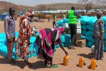 Xung đột ở Sudan khiến nhiều người phải chạy trốn sang các trại tị nạn ở Chad. (Ảnh AP) 