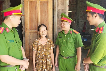 Công an chính quy xã Triệu Giang, huyện Triệu Phong, tỉnh Quảng Trị làm việc tại nhà dân. 