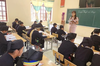 Giờ học giáo dục địa phương của học sinh Trường phổ thông dân tộc bán trú THCS Thiện Hòa, huyện Bình Gia, tỉnh Lạng Sơn. (Ảnh Long Thành) 