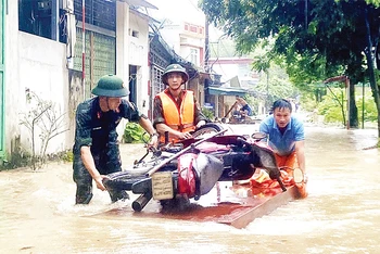 Lực lượng công an hỗ trợ người dân phường Ngọc Hà, thành phố Hà Giang di chuyển đến nơi an toàn. 