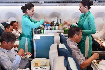 Vietnam Airlines thực hiện thành công chuyến bay đầu tiên sử dụng nhiên liệu hàng không bền vững từ Singapore đến Hà Nội. (Ảnh KỲ DUYÊN) 