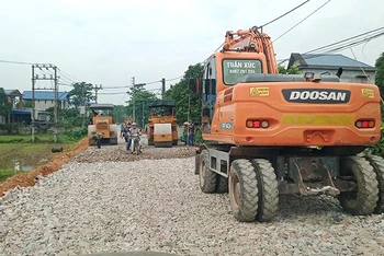 Thi công nâng cấp đường Thịnh Ðức (TP Thái Nguyên)-Bình Sơn (TP Sông Công). 