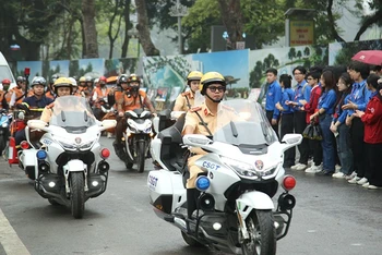 Ðoàn viên thanh niên các lực lượng của Thủ đô ra quân tuyên truyền về văn hóa giao thông. (Ảnh TRUNG ƯƠNG HỘI LIÊN HIỆP THANH NIÊN VIỆT NAM cung cấp) 