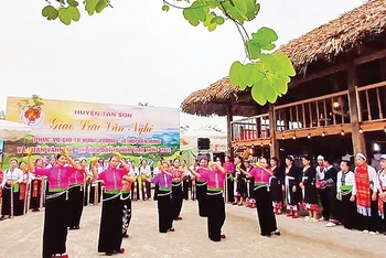 Ðiệu ví, câu rang luôn được các nghệ nhân huyện Tân Sơn biểu diễn hằng năm tại Lễ hội Ðền Hùng. 