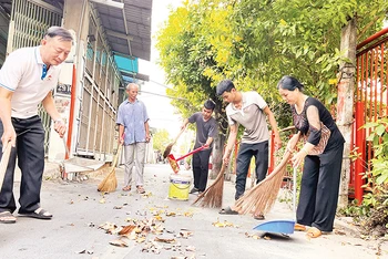 Người dân phường Trường Thọ (thành phố Thủ Ðức) tham gia dọn dẹp vệ sinh khu dân cư. 