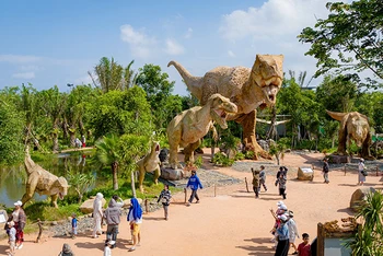 Du khách tham quan Công viên lãnh địa khủng long Dino Park tại NovaWorld Phan Thiết. 