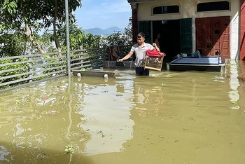 Ngập lụt nhiều ngày qua đã ảnh hưởng đến sinh hoạt của hàng trăm hộ dân xã Nam Phương Tiến, huyện Chương Mỹ (Hà Nội). 