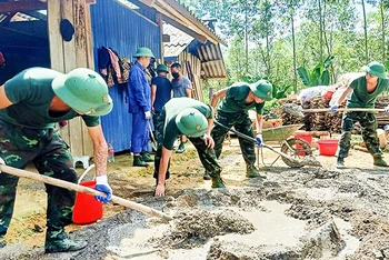 Bộ đội Quân khu 1 giúp các hộ dân ở bản Tèn, xã Văn Lăng, huyện Ðồng Hỷ, tỉnh Thái Nguyên sửa chữa nhà ở. 