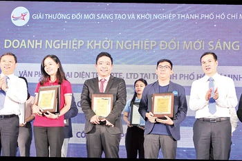 Ban Tổ chức Cuộc thi Ðổi mới sáng tạo và Khởi nghiệp Thành phố Hồ Chí Minh trao thưởng cho các dự án đoạt giải cao. 