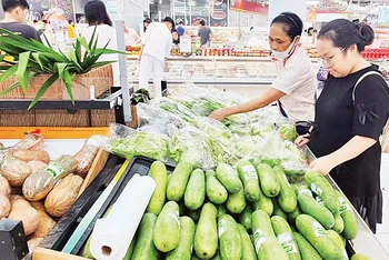 Người dân mua hàng tại siêu thị Winmart Royal City. 