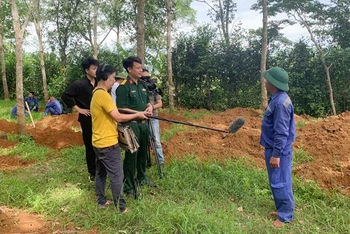 Hậu trường phim tài liệu "Linh ảnh" của Ðiện ảnh Quân đội nhân dân. (Ảnh ÐP) 