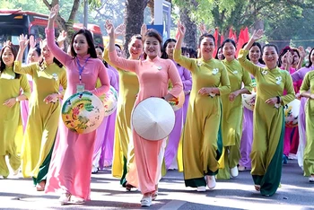 Chương trình Carnaval áo dài với chủ đề "Duyên dáng Áo dài Hà Nội". (Ảnh QUỲNH HOA) 