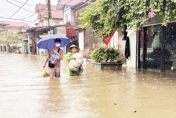 Nhiều khu vực huyện Quốc Oai bị ngập lụt kéo dài. 