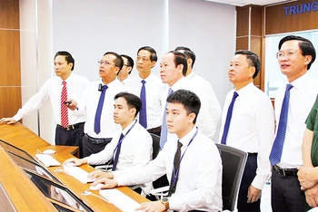 Lãnh đạo thành phố Hải Phòng và quận Ngô Quyền khảo sát hoạt động của Trung tâm điều hành thông minh quận Ngô Quyền. (Nguồn: Văn phòng UBND quận Ngô Quyền) 