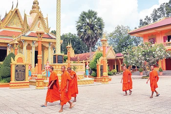 Chùa là nơi sinh hoạt tôn giáo, gắn kết cộng đồng của người Khmer tỉnh Trà Vinh. (Ảnh MINH KHỞI) 