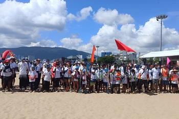 Giải đua thuyền buồm quốc tế và ván chèo đứng Quy Nhơn 2023 thu hút hơn 100 vận động viên tham gia.