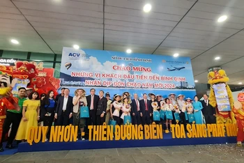 Những vị khách đầu tiên đặt chân đến Bình Định năm 2024.