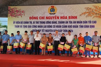 Đồng chí Nguyễn Hòa Bình trao tặng quà Tết cho các gia đình chính sách trên địa bàn thị xã An Nhơn.
