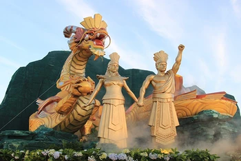 Linh vật rồng được trưng bày tại Quảng trường Nguyễn Tất Thành.
