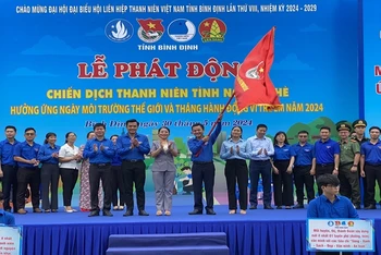 Bí thư Tỉnh đoàn Bình Định Nguyễn Thành Trung phất cờ phát động chiến dịch thanh niên tình nguyện hè 2024.