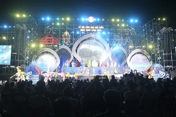 Lễ hội tinh hoa đất biển Bình Định thu hút hàng nghìn người dân và du khách tham gia.