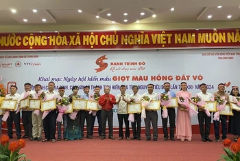 Khen thưởng những cá nhân tiêu biểu trong hoạt động hiến máu nhân đạo tại Bình Định.