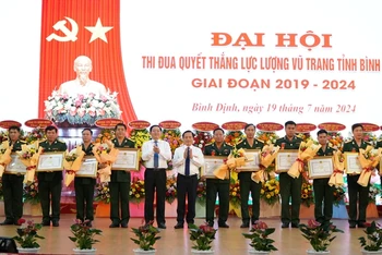 Lãnh đạo tỉnh Bình Định trao bằng khen cho các tập thể, cá nhân có thành tích xuất sắc, tiêu biểu trong phong trào thi đua Quyết thắng, giai đoạn 2019-2024.