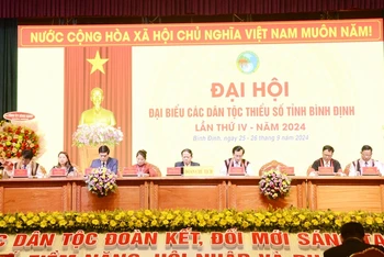 Đoàn chủ tịch điều hành đại hội.