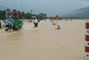 Người dân cần đề phòng, cẩn trọng đi lại trong mùa mưa bão.