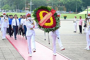 Vòng hoa của Đoàn mang dòng chữ “Đời đời nhớ ơn Chủ tịch Hồ Chí Minh vĩ đại”.