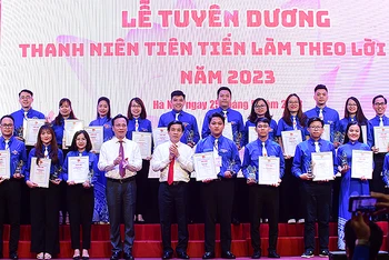 Đại diện lãnh đạo các bộ, ngành trao Kỷ niệm chương và chứng nhận tặng các đại biểu thanh niên tiên tiến làm theo lời Bác Khối các cơ quan Trung ương năm 2023. 