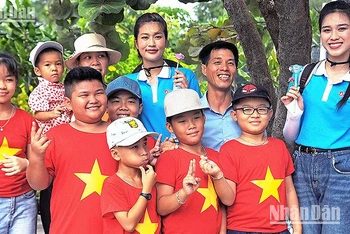 Hoa hậu Việt Nam 2020 Đỗ Thị Hà và Hoa hậu Hòa bình Việt Nam 2022 Đoàn Thiên Ân hào hứng bên thiếu nhi xã đảo Song Tử Tây.