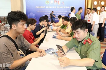 Chiến sĩ trẻ lực lượng công an thành phố Hà Nội hỗ trợ người dân kích hoạt định danh điện tử tại chương trình ra quân.