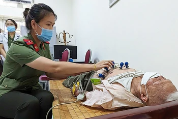 Y, bác sĩ trẻ thuộc lực lượng công an Thủ đô tình nguyện khám bệnh cho người dân trong khuôn khổ các hoạt động hưởng ứng chiến dịch "Kỳ nghỉ hồng", "Hành quân xanh" năm 2023. 