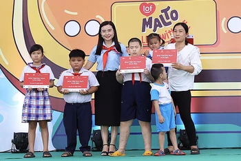Đồng chí Nguyễn Phạm Duy Trang (thứ 3 từ trái sang) trao kinh phí tặng thiếu nhi, đại diện gia đình thiếu nhi mồ côi do đại dịch Covid-19. 