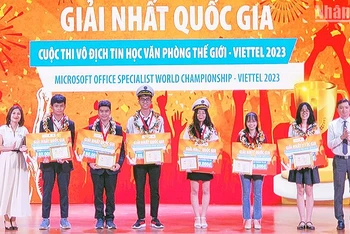 Đồng chí Nguyễn Minh Triết (ngoài cùng bên phải) và đại diện các đơn vị liên quan trao giải nhất quốc gia cho 6 quán quân MOSWC - Viettel 2023.