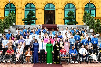 Phó Chủ tịch nước Võ Thị Ánh Xuân cùng đại diện các bộ, ngành và đại biểu chương trình "Tỏa sáng nghị lực Việt" năm 2022.