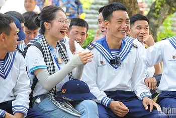 Đại biểu Hành trình "Sinh viên với biển, đảo Tổ quốc" năm 2023 giao lưu cùng hạ sĩ quan, chiến sĩ trẻ huyện Trường Sa (tỉnh Khánh Hòa).