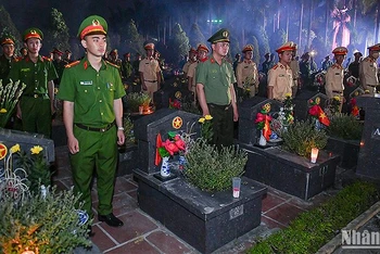 Cán bộ, chiến sĩ trẻ lực lượng vũ trang tham gia Lễ thắp nến tri ân các anh hùng liệt sĩ cấp Trung ương năm 2023. (Ảnh: THÀNH ĐẠT)