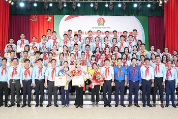 Ban tổ chức Trại huấn luyện Kim Đồng toàn quốc năm 2023 khu vực miền bắc trao bằng khen, chứng nhận kỷ lục chuyên môn tặng các trại sinh tiêu biểu.