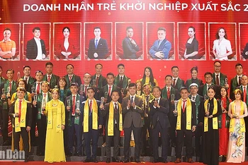 Các đồng chí Trần Tuấn Anh, Bùi Quang Huy (thứ 5 và 6 từ phải sang, hàng đầu) trao danh hiệu tặng các Doanh nhân trẻ khởi nghiệp xuất sắc năm 2023. 