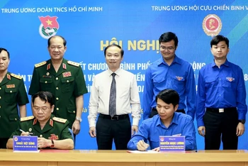 Các đồng chí đại diện Trung ương Hội Cựu chiến binh Việt Nam và Trung ương Đoàn Thanh niên Cộng sản Hồ Chí Minh ký kết chương trình phối hợp giai đoạn 2023-2028. 