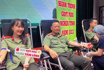 Đại tá Phạm Thanh Hùng, Phó Giám đốc Công an thành phố Hà Nội (ở giữa) tham gia hiến máu tình nguyện trong khuôn khổ Lễ phát động Hành trình.