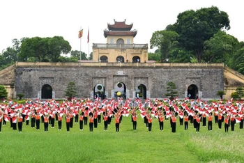Màn đồng diễn Semaphore của các đại biểu Liên hoan tại Khu di tích Hoàng Thành Thăng Long. 